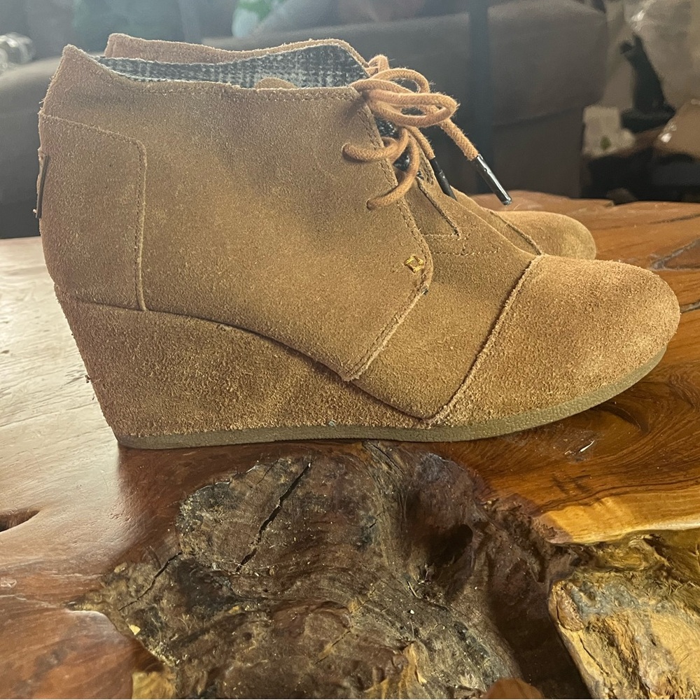 TOMS Desert Tan Wedge Booties Women’s Size 8 Suede Ankle Boots
